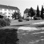 Anna läuft an den Neubauten vorbei